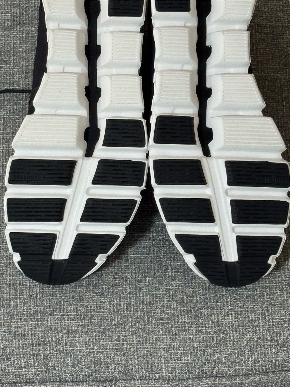 On Running Cloud 5 Black and White Mens - Picture 11 of 15